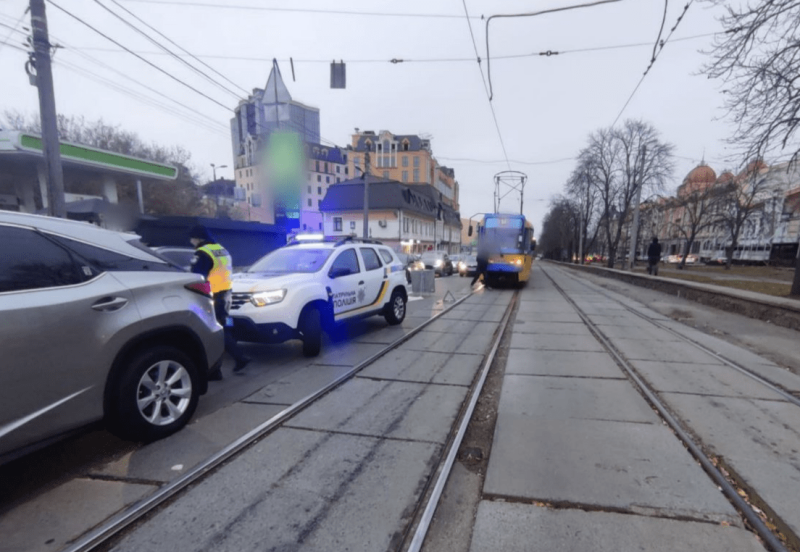 Внаслідок дорожньо-транспортної пригоди на вулиці Нижній Вал автомобіль перевернувся, що призвело до ускладнення руху.