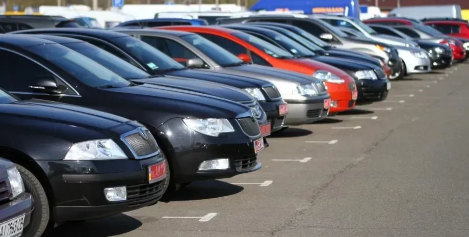 В серпні продажі вживаних автомобілів з-за кордону зросли майже на 25%: серед лідерів продажів - Tesla | УНН