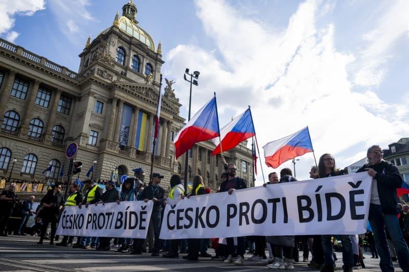 Чеська поліція затримала активіста, який з українськими прапорами намагався уникнути ув’язнення.