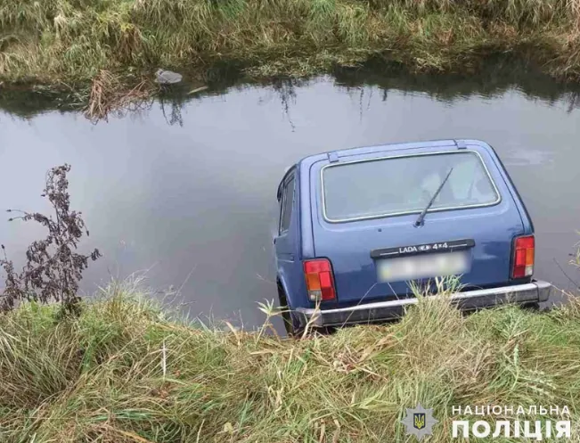 На Хмельниччині автомобільний водій потрапив у водойму, що призвело до його загибелі | УНН